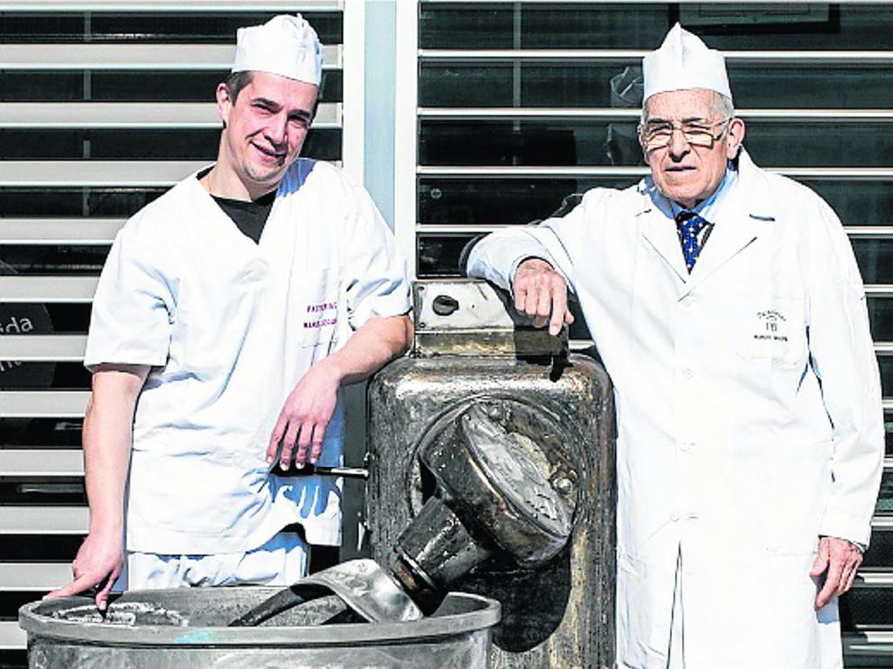 José Manuel Segura -a la izquierda- posa junto a su padre y maestro, Manuel Segura.