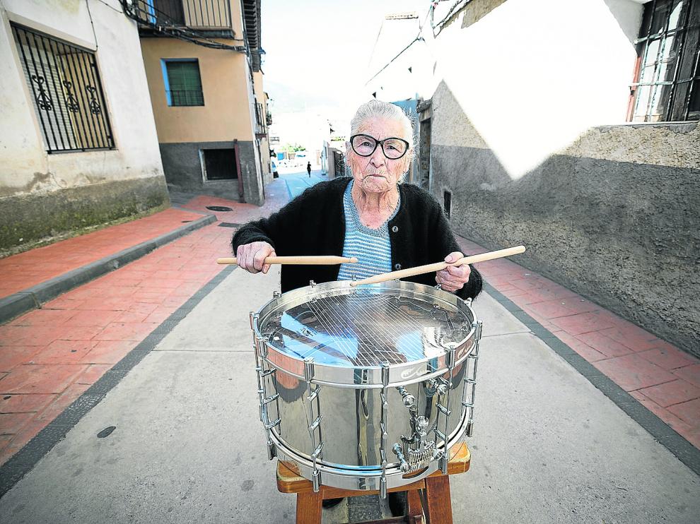 Carmen López, la primera batería aragonesa, en el centro de Sestrica.