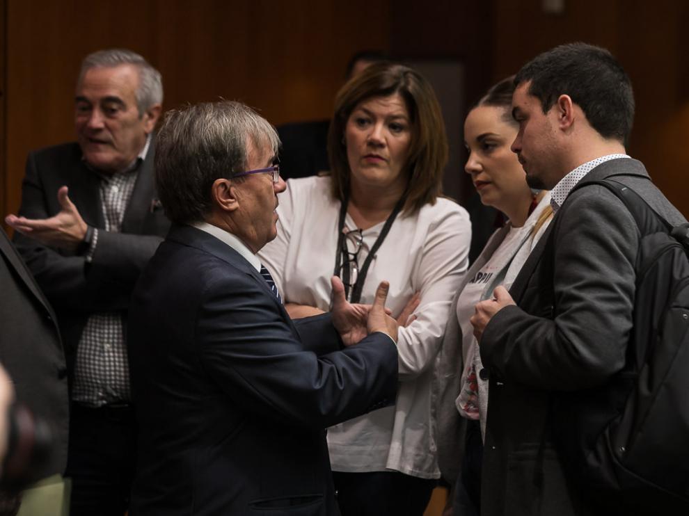 El Justicia de Aragón, Ángel Dolado, con varios diputados en la comisión institucional de las Cortes.