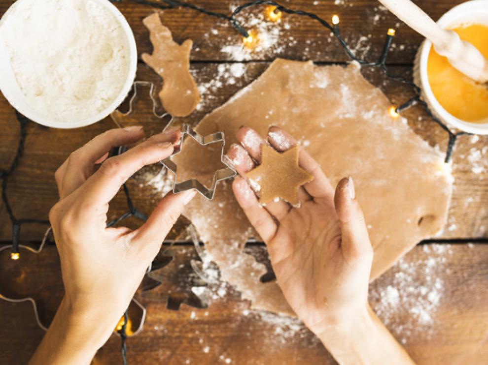 Las galletas de turrón son perfectas para preparar con los más pequeños de casa.