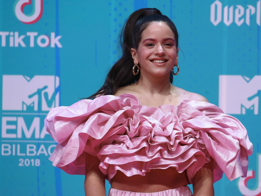 La cantante española Rosalía, tras su actuación en la gala de entrega de los European Music Awards 2018 que la cadena musical de televisión MTV celebra esta noche en el Bilbao Exhibition Centre.