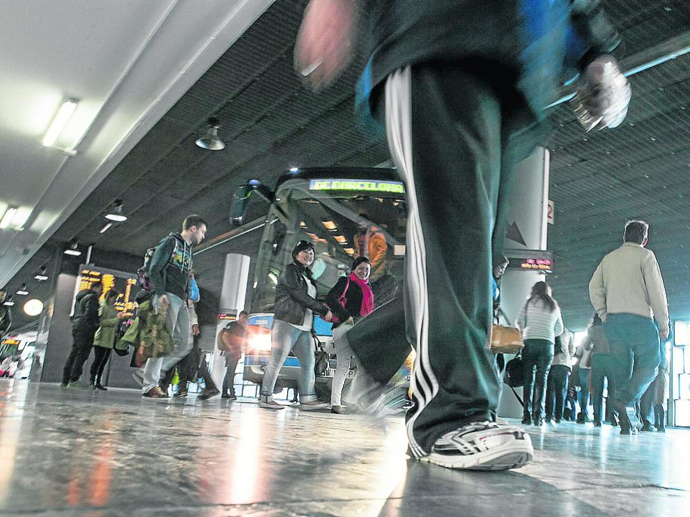 La estación de autobuses es la principal vía de llegada de los 'menas' a la capital aragonesa.