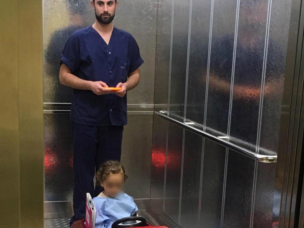 Un niño se dirige a quirófano en un coche teledirigido.