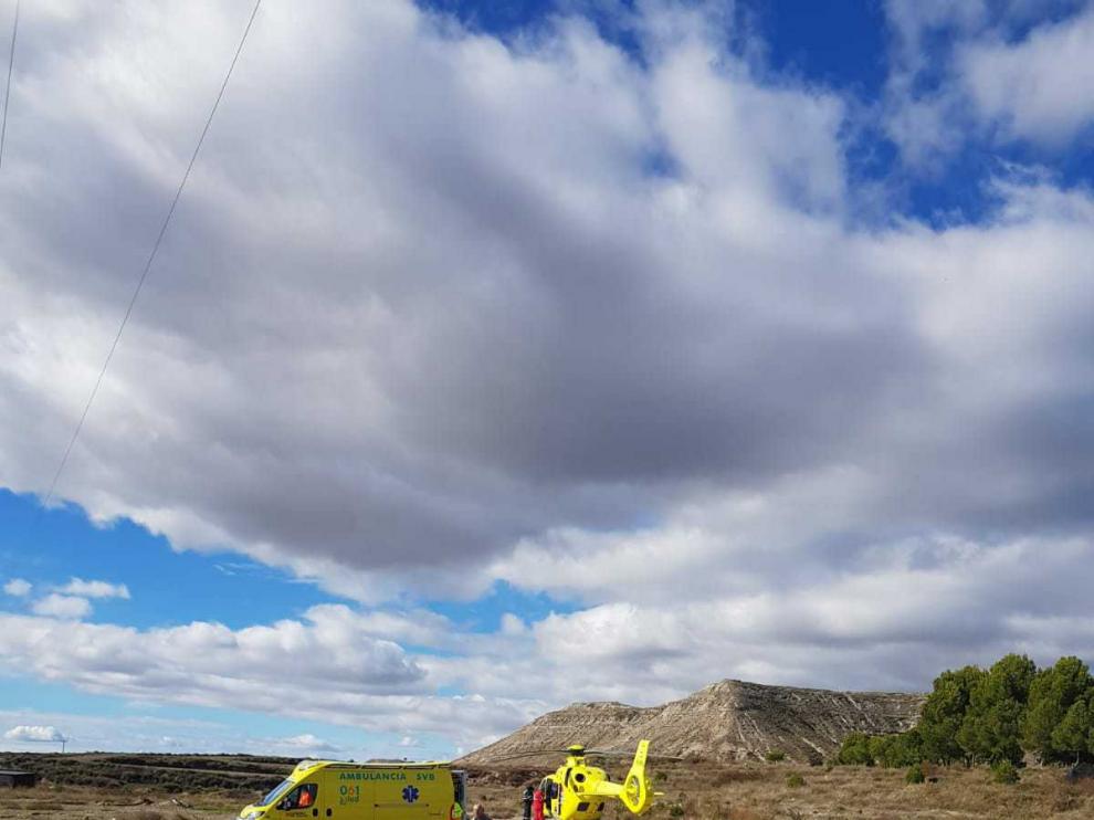 Momento de la evacuación de la mujer herida en el helicóptero del 112.