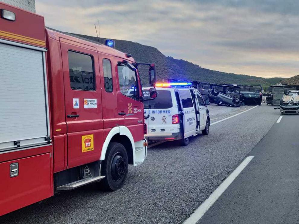Una imagen del accidente en el que se ha visto implicado un camión que transportaba coches provocando retenciones en Fraga.