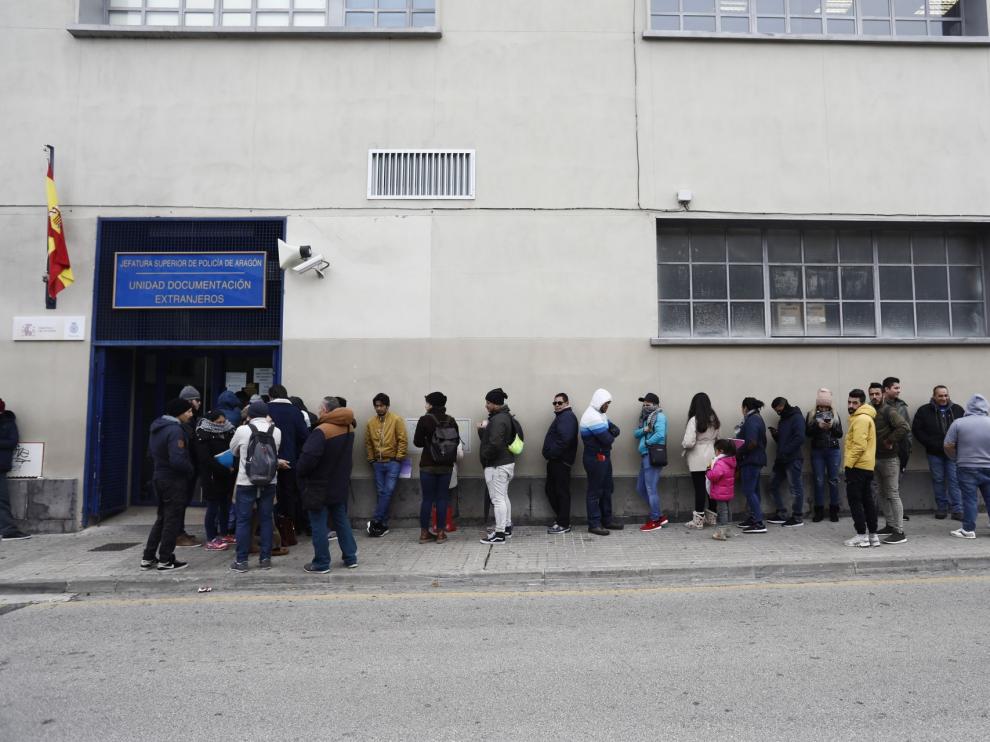 Fila de solicitantes de asilo, el martes de la semana pasada, junto a la puerta de la oficina.