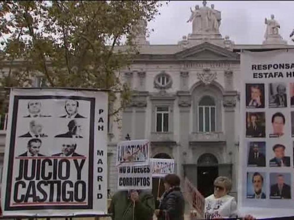 Concentración a la puerta del supremo tras la decisión sobre el impuesto de las hipotecas.