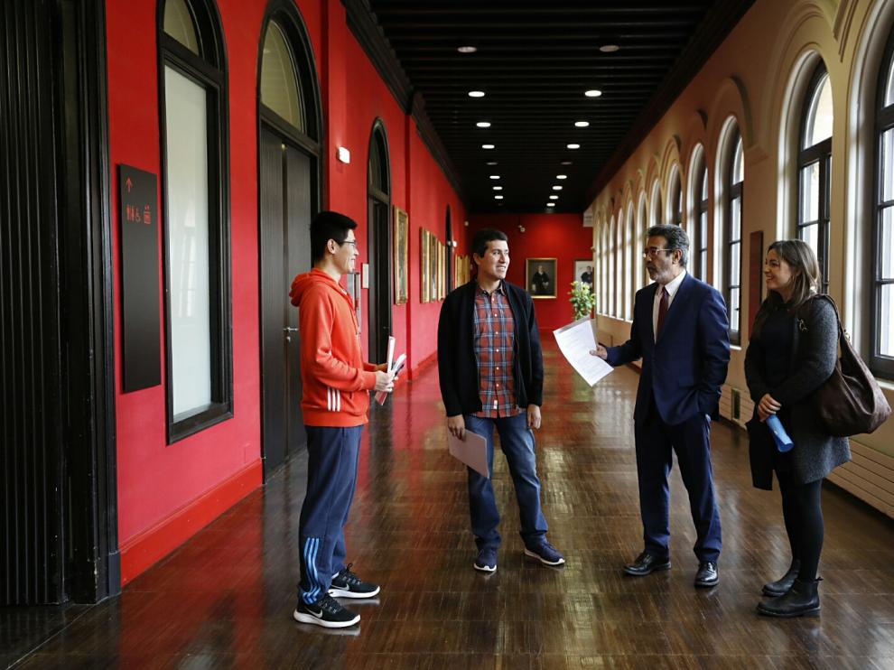 El rector de la Universidad de Zaragoza junto a Simón (Ren Longyun), Ignacio Huitzil y Marianna Piektun - Ciechanowicz