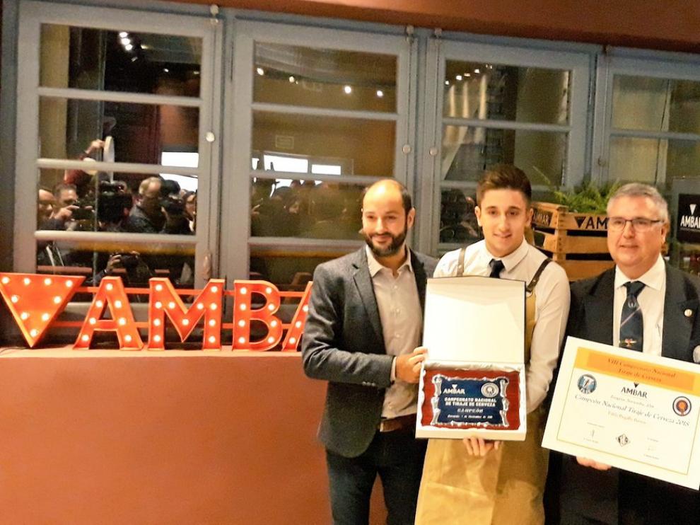 Pablo Bullago, en el centro, ganador del premio al mejor tirador de cerveza Ambar en el campeonato nacional de tiraje 2018.