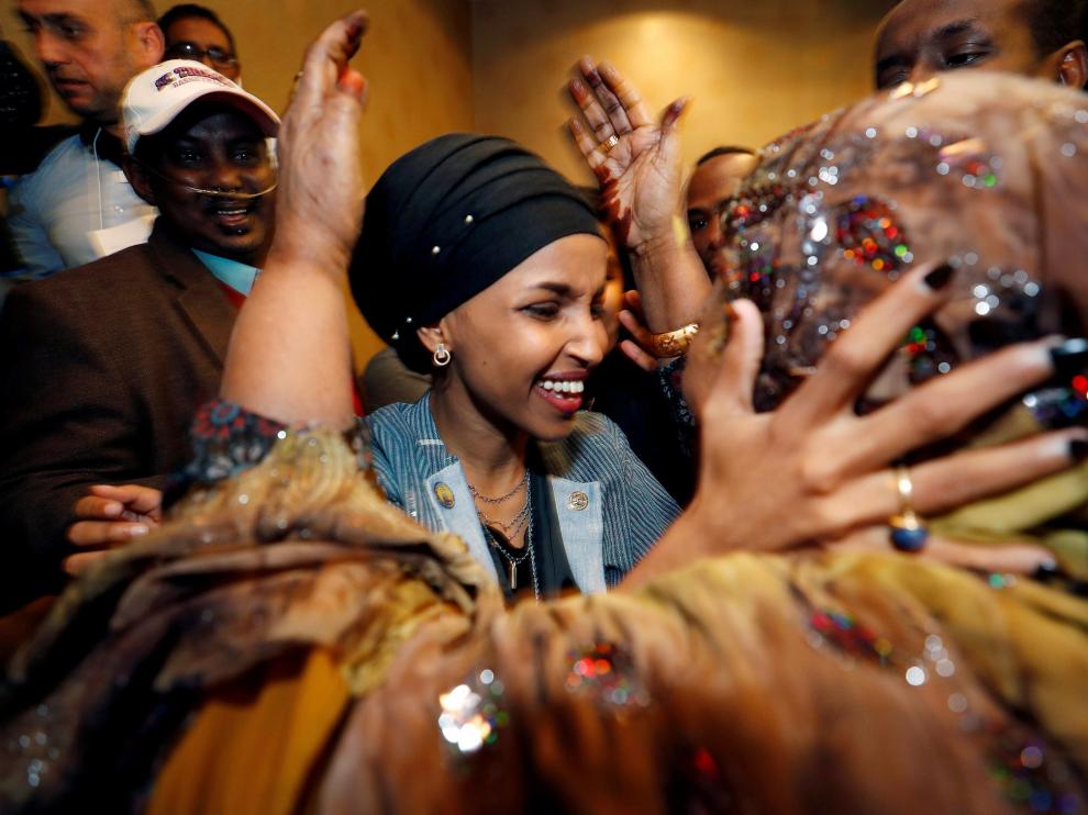 Omar se convierte también en la primera parlamentaria estadounidense en usar un hijab o pañuelo islámico en la cabeza.