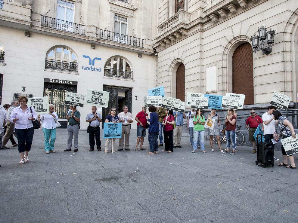 Una protesta de Adicae en Zaragoza por las cláusulas suelo en 2016.
