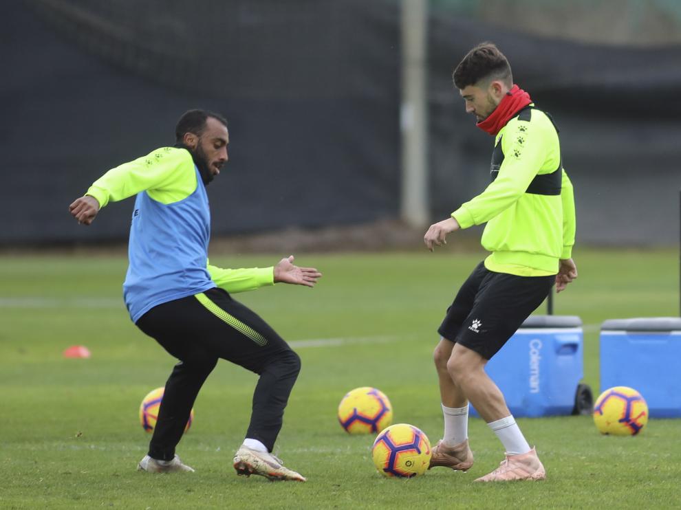 Akapo y Moi Gómez pugnan por el balón en un entrenamiento.