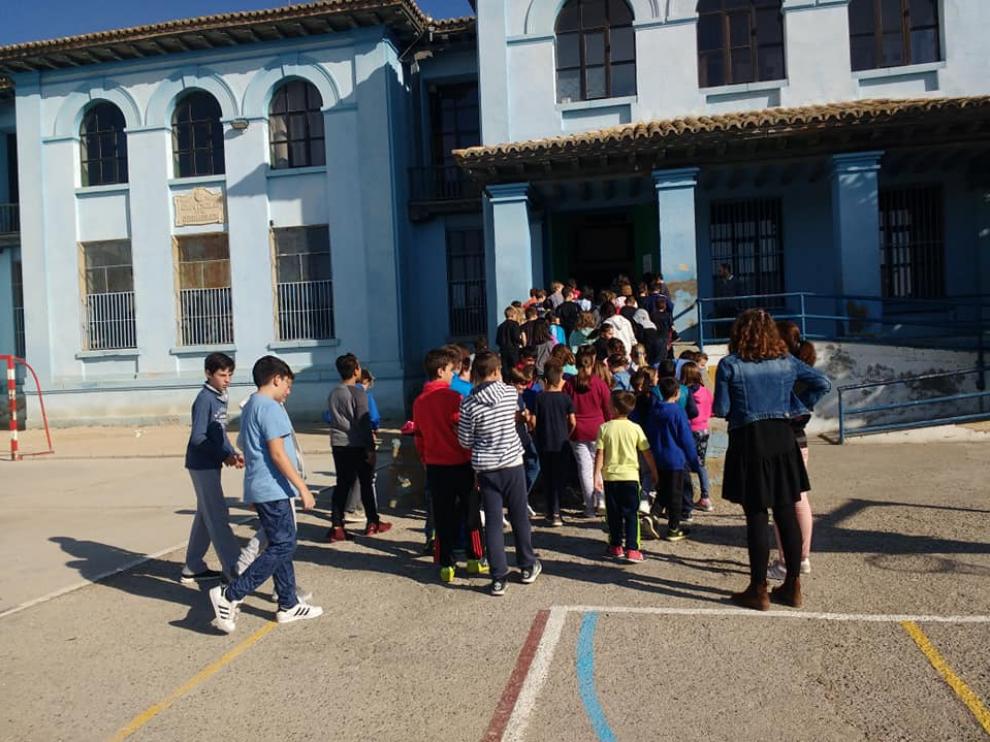 Un grupo de niños, entrando al colegio.