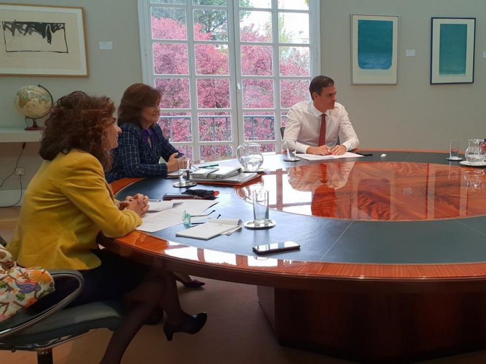 Reunión de Sánchez con miembros de su equipo en La Moncloa antes de comparecer para anunciar medidas ante la decisión del Supremo.