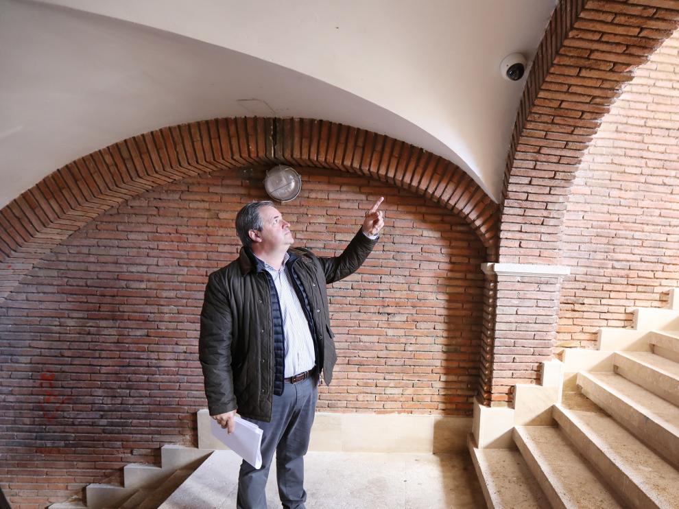 El concejal Jesús Fuertes muestra el emplazamiento de una cámara de vigilancia.