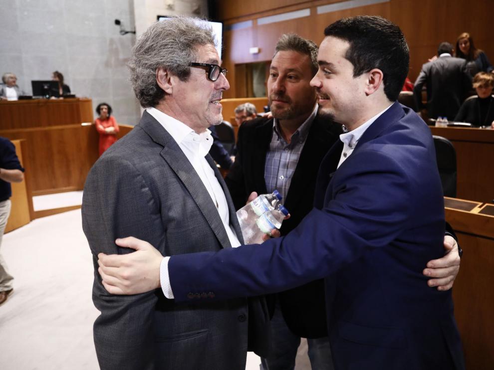 De izquierda a derecha, Gregorio Briz, José Luis Soro y Darío Villagrasa, este jueves, en el pleno de las Cortes.