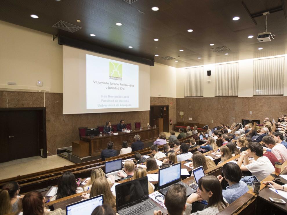 El Aula Magna de la Facultad de Derecho se llenó para escuchar a los ponentes de la VI Jornada Justicia Restaurativa y Sociedad Civil.