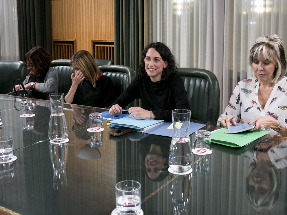 La concejal Elena Giner, en la reunión mantenida el pasado jueves con los alcaldes de los barrios rurales.