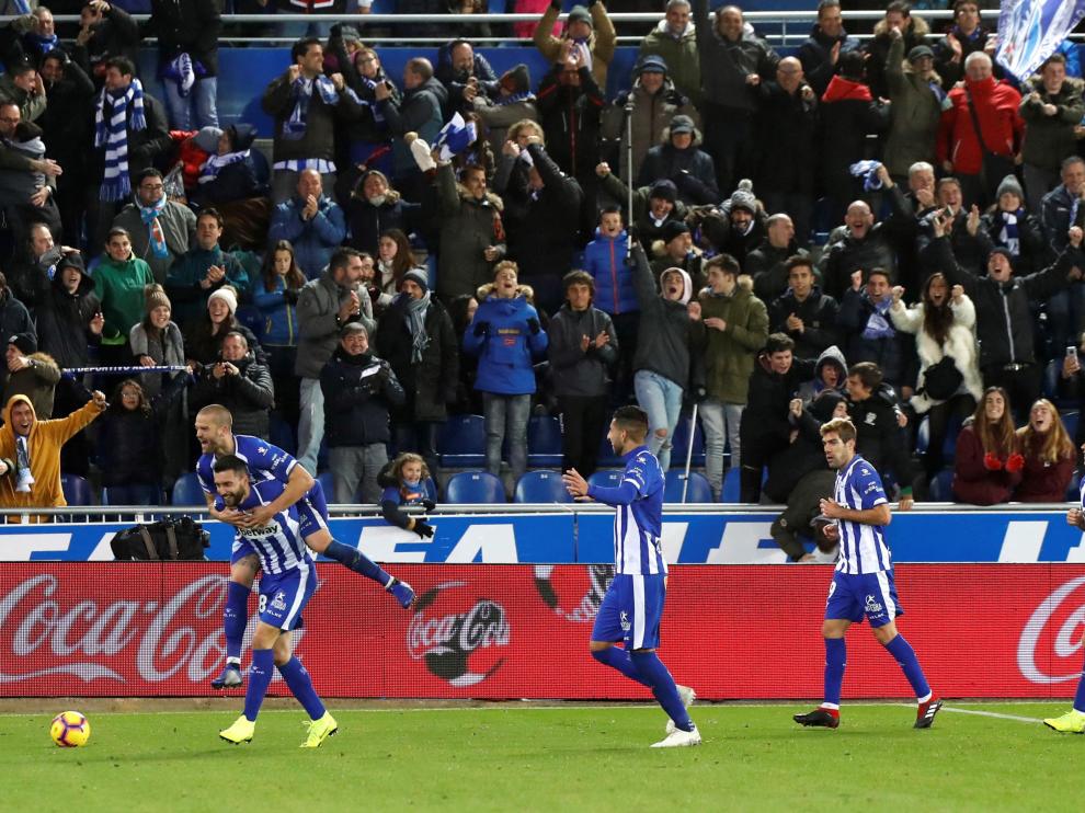 Borja Bastón celebra con sus compañeros el gol del triunfo del Alavés frente al Villarreal.