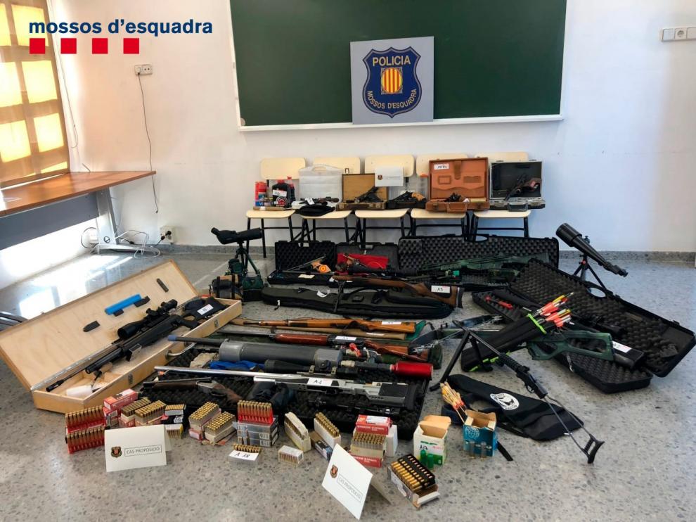 Fotografía facilitada por los Mossos del material incautado al vigilante de seguridad que planeaba atentar contra Pedro Sánchez.