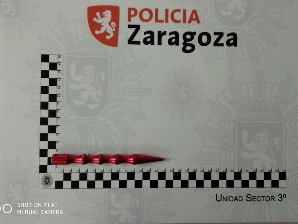 El kubotan intervenido por la Policía Local de Zaragoza a una conductora mide unos 14 centímetros.