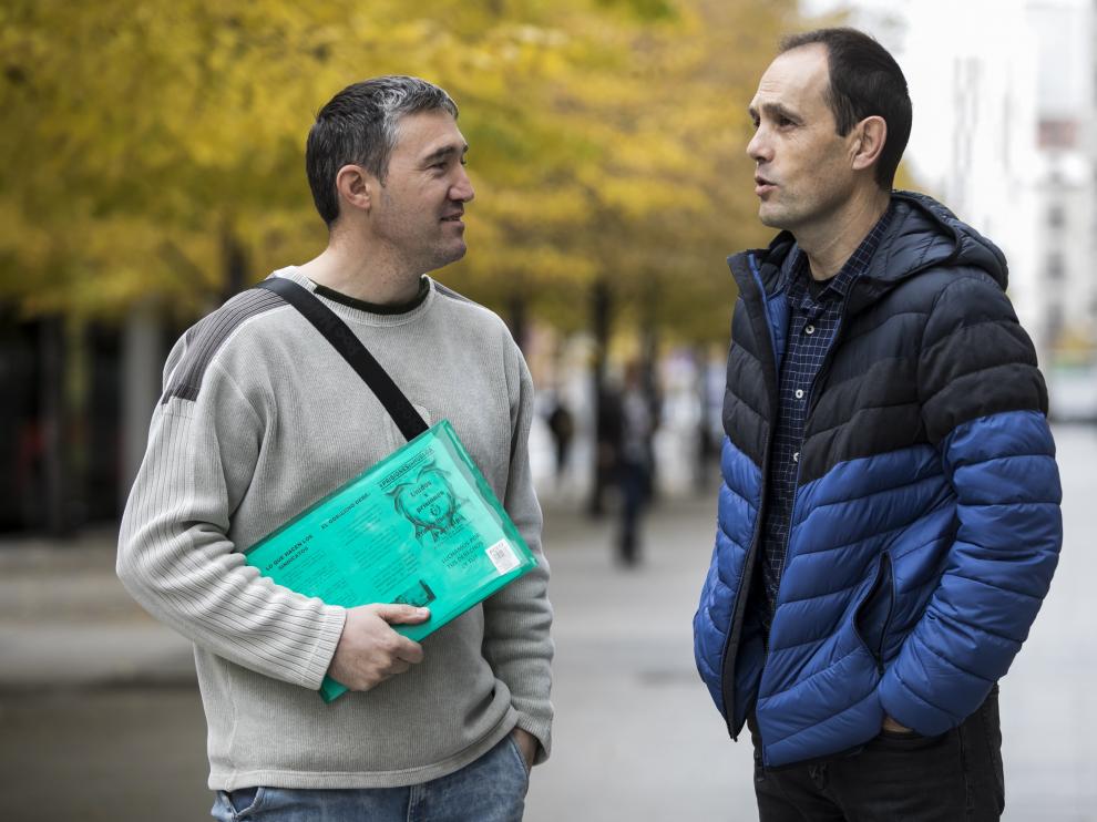 Anselmo Lalueza, cocinero y delegado de UGT, (a la izquierda) con Rafael García, funcionario de vigilancia, esta mañana en Zaragoza