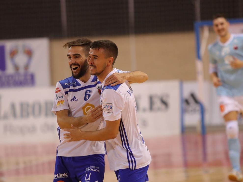 Chicho y Villanueva celebran un gol, mientras Iván Bernad, en segundo plano, acude al festejo.