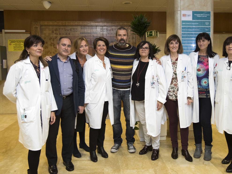 Pau Donés, a su llegada al Servet, junto a responsables de enfermería.