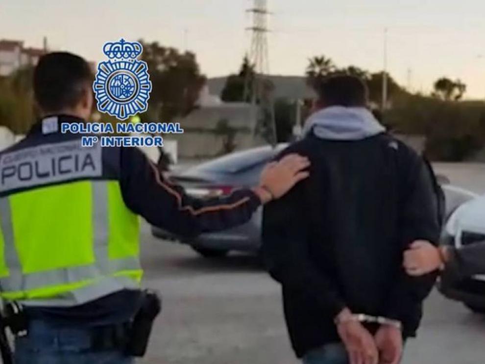 Uno de los buzos detenidos por la Policía Nacional.