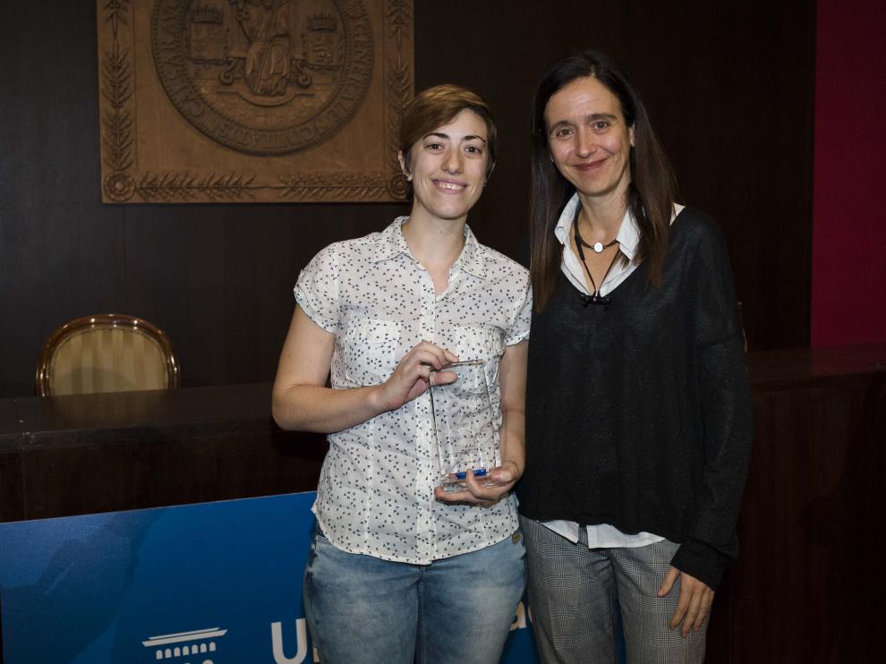Susana Beltrán, gerente de Grancasa, entregó el galardón a Ana Belén Serrano Pacheu.
