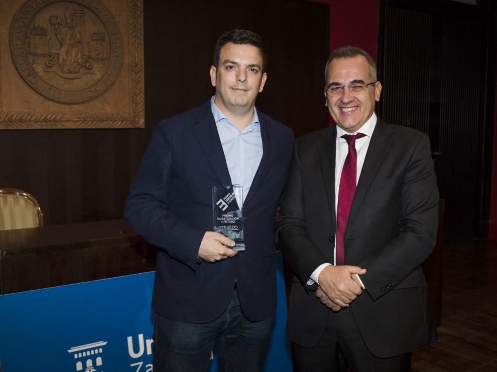 Alberto Jiménez junto a Luis Miguel García Vinuesa, vicerrector de Política Científica de la Universidad de Zaragoza.