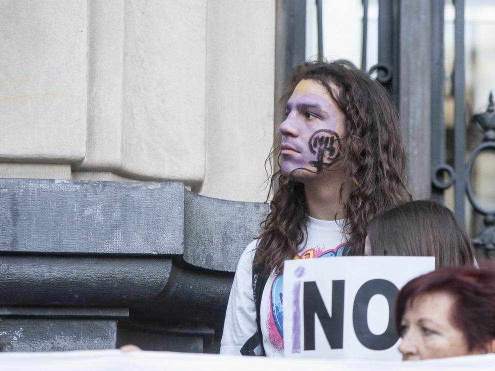 Un joven, durante una de las últimas concentraciones celebradas en Zaragoza contra las agresiones sexuales.