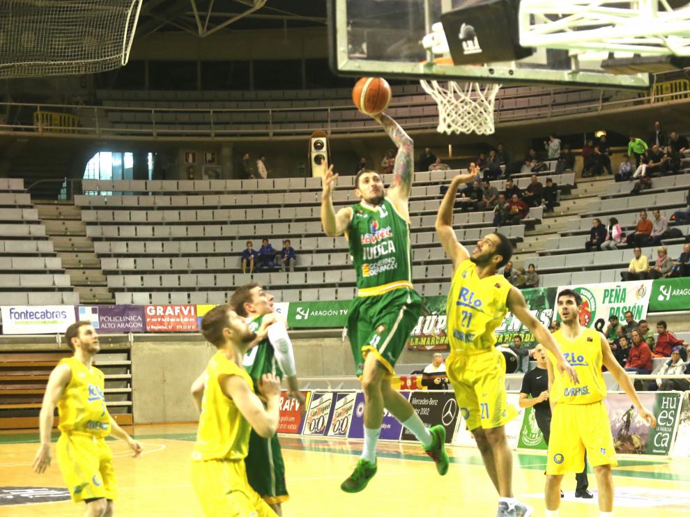 Gjuroski, del Levitec Huesca, ataca el aro rival.