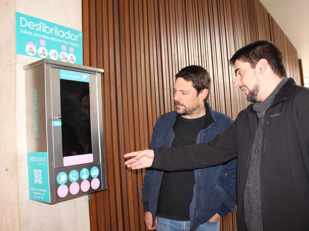 Los desfibriladores se han instalado en lugares públicos.