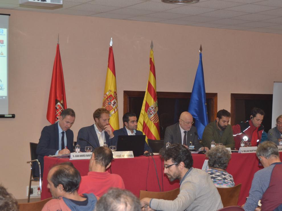 Mesa debate sobre el intrusismo en la montaña.