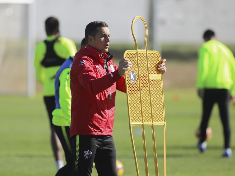 Francisco Rodríguez, entrenador de la SD Huesca, en un entrenamiento.