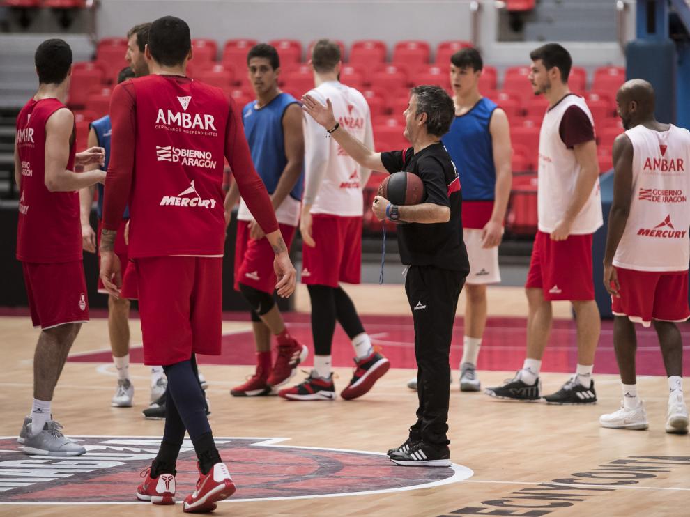 El entrenador del Tecnyconta, Porfirio Fisac, da instrucciones a sus jugadores.