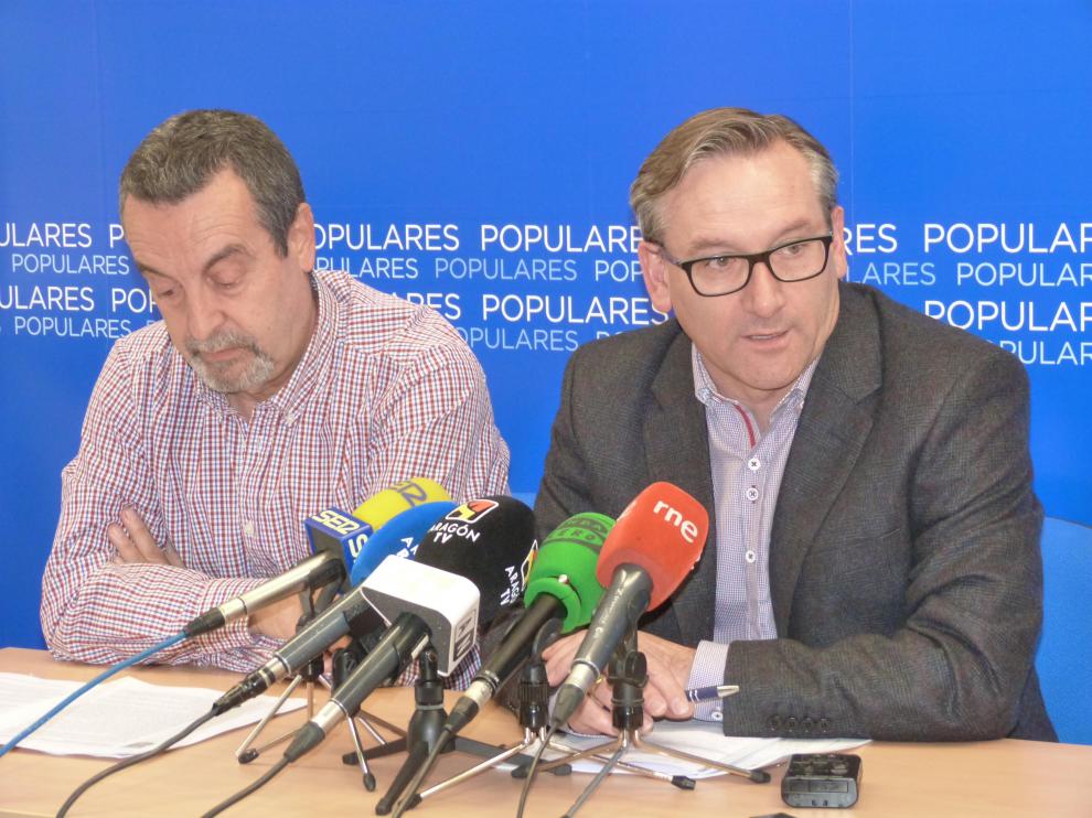 Pasqual Giménez, a la izquuierda, y Joaquín Juste, en la sede del PP.
