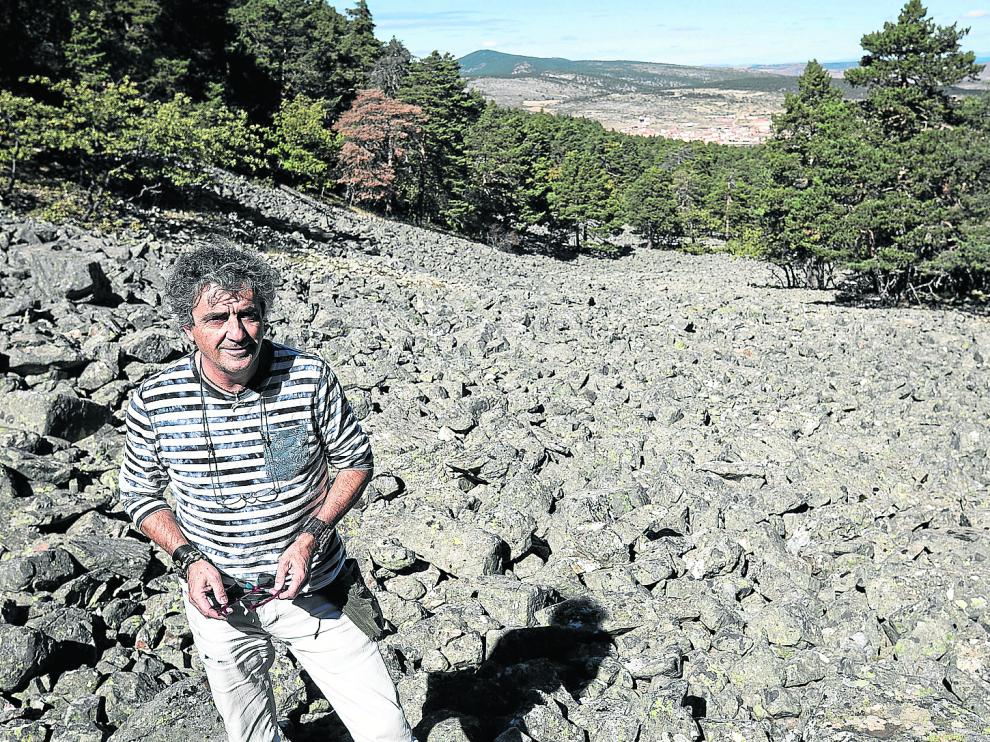 Agustín Montón, en uno de los ríos de piedra más espectaculares de Orihuela del Tremedal. l