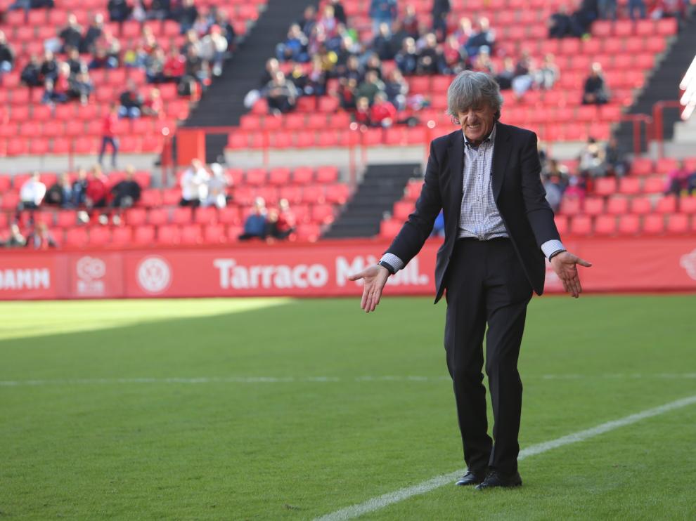 Enrique Martín se desespera en la banda, ya como entrenador del Nástic en el Nou Estadi.