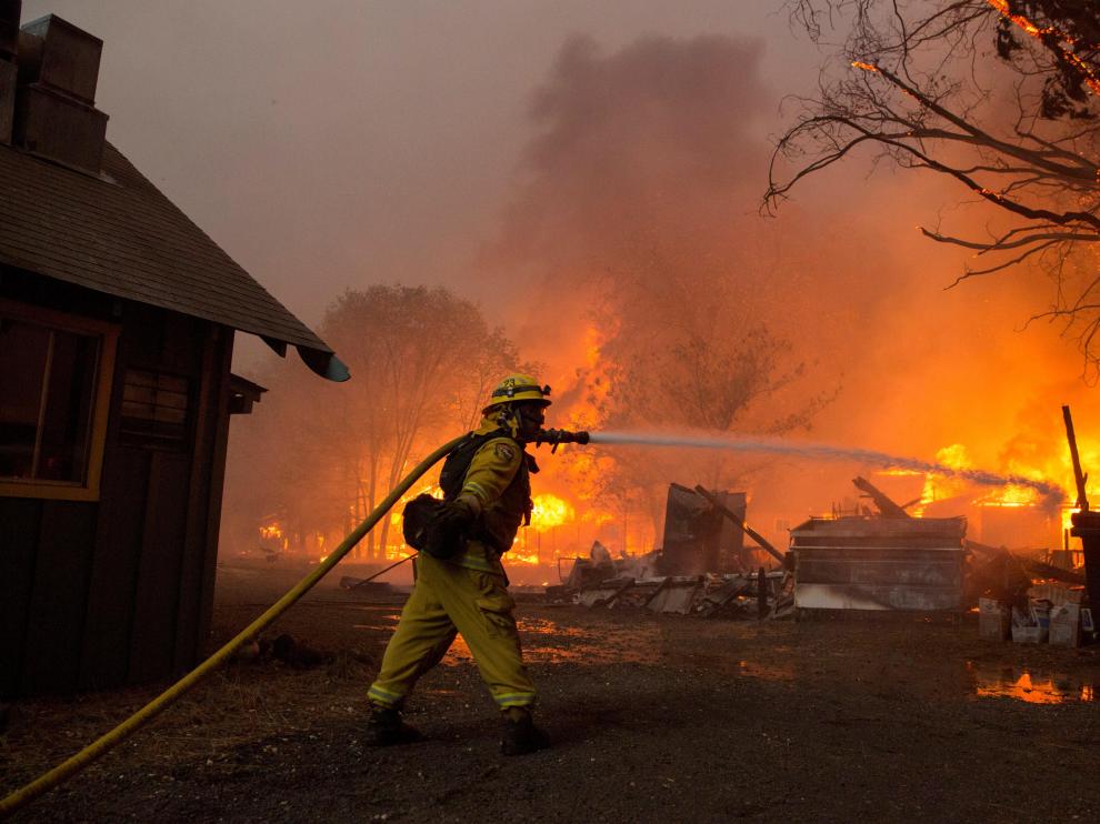 Un bombero trabaja para apagar el incendio en la localidad de Paradise (California).