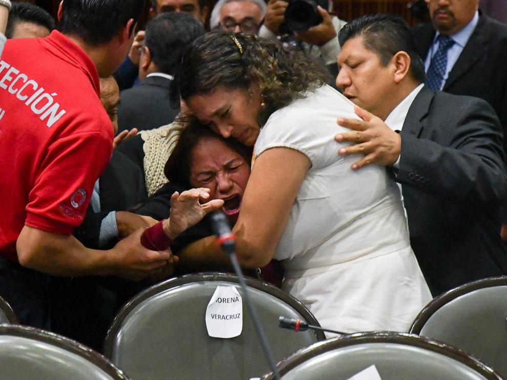 La diputada mexicana Carmen Medel se entera del asesinato de su hija.