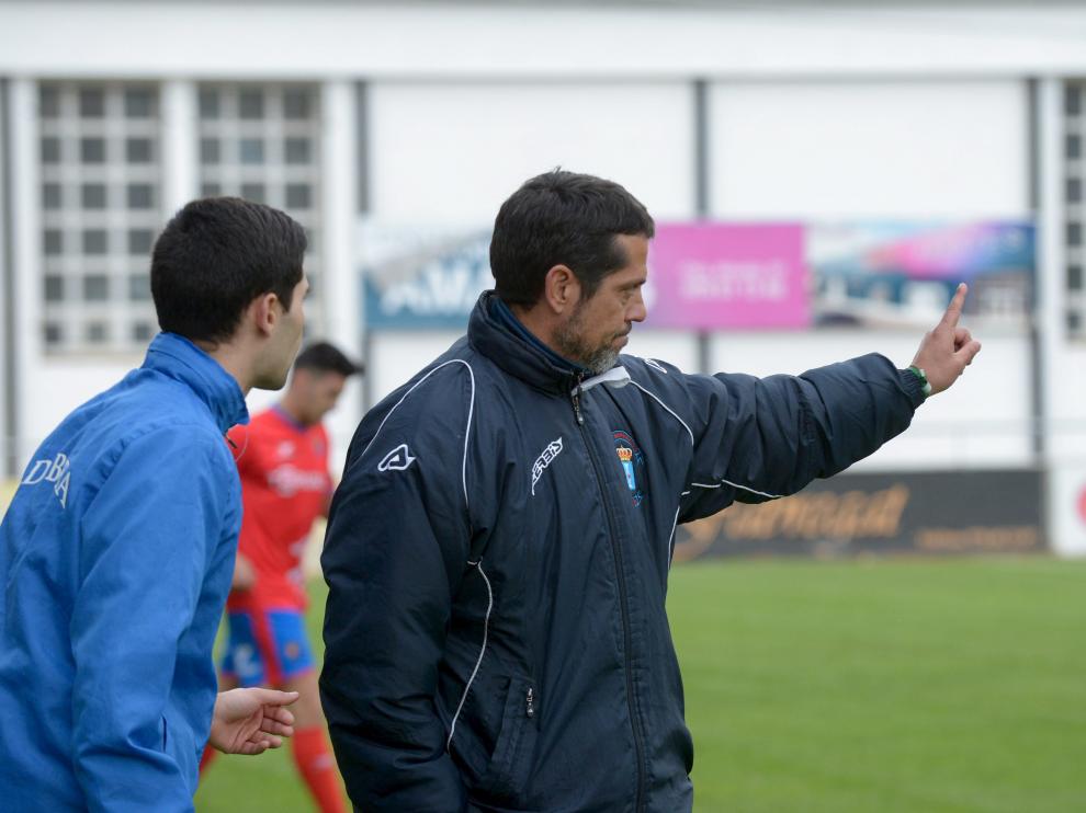 José Luis Rodríguez Loreto, técnico del Brea, dando instrucciones durante un partido.