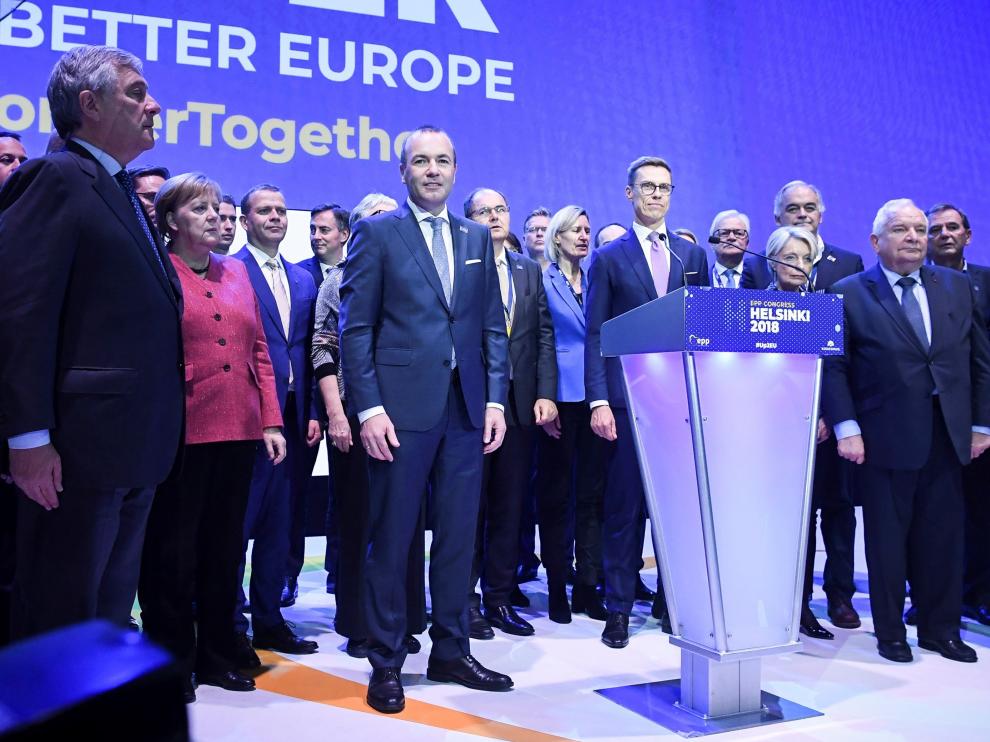 González Pons en el escenario junto al anterior líder, Manfred Weber, de quien ya ha asumido sus funciones y del cargo al que podría aspirar el año que viene.