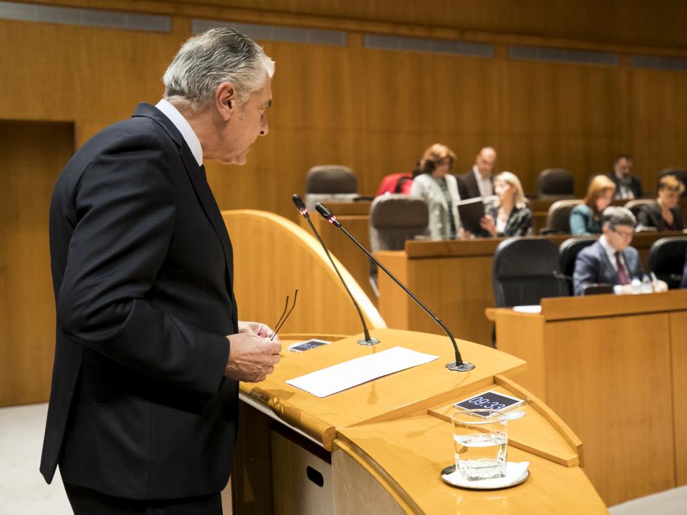 El diputado popular Antonio Suárez se dirige al consejero de Hacienda, este viernes, en el pleno de las Cortes.