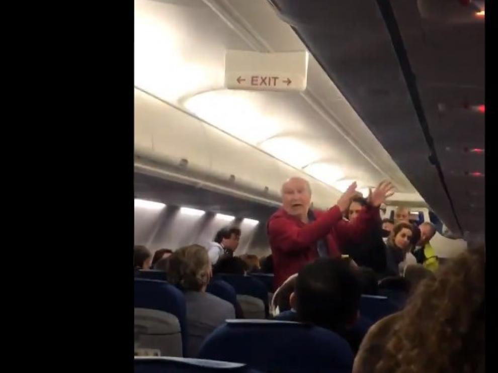 El hombre explicó lo ocurrido a sus compañeros de vuelo antes de verse obligado a abandonar el avión.