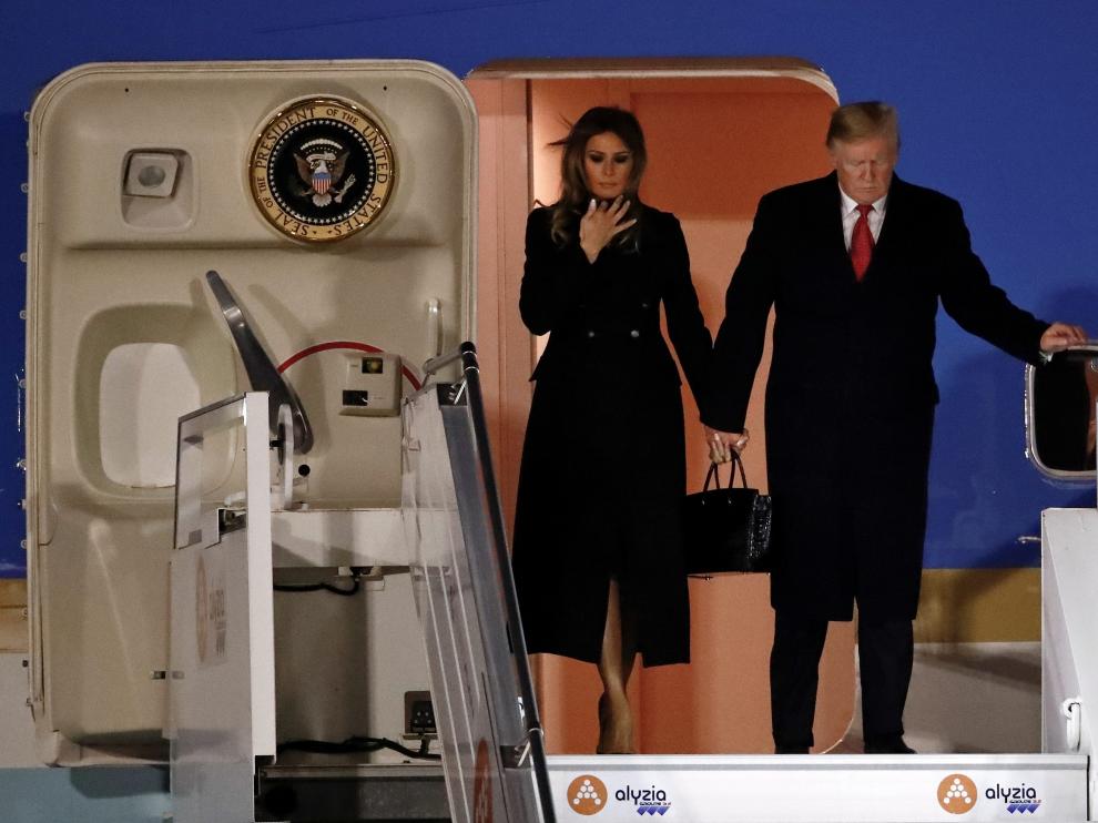 El presidente estadounidense y la primera dama, Melania Trump desembarcaron del Air Force One en el aeropuerto de Orly donde fue recibido por el embajador de su país en Francia.