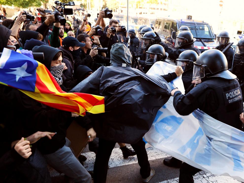 Manifestaciones en Barcelona de las Fuerzas de Seguridad y los CDR.