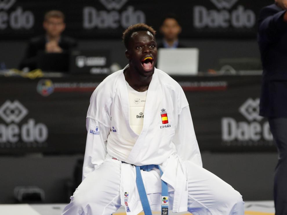 El zaragozano Babacar Seck celebra la consecución de la presea.