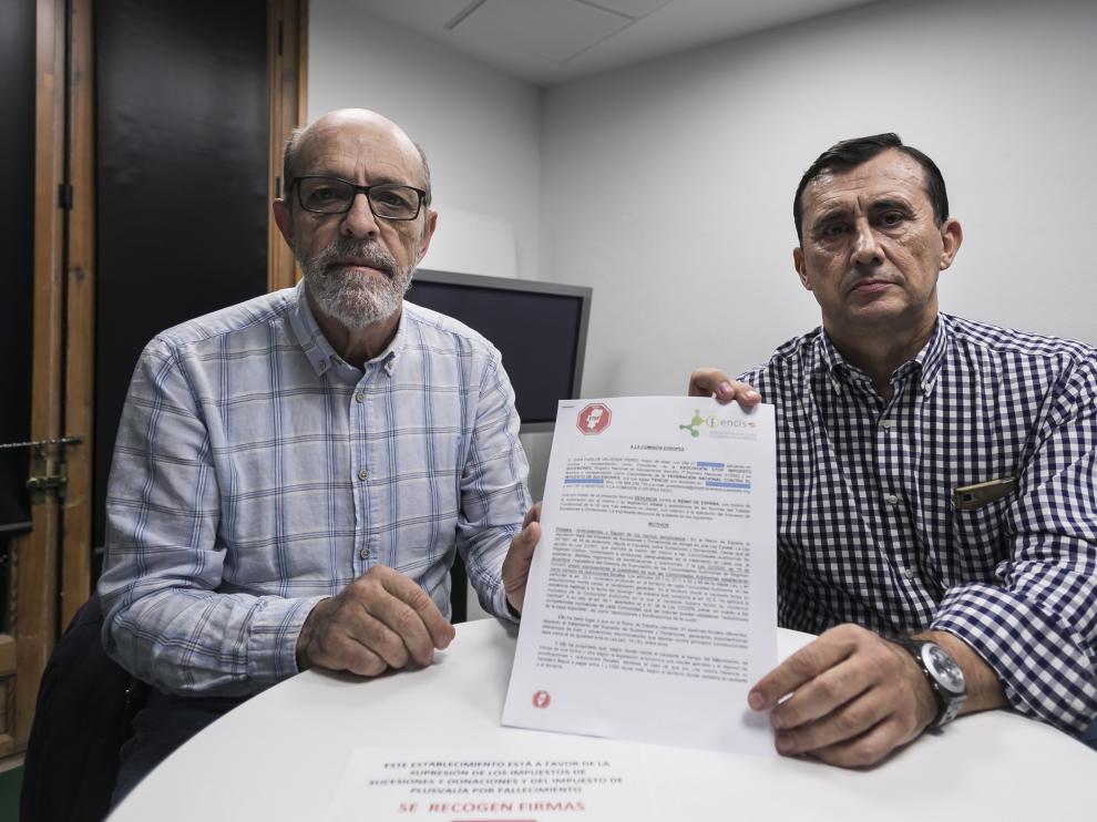 Francisco Langa y Miguel Ángel Ramos, de Aragón Stop Sucesiones y Plusvalía, con el escrito de la denuncia